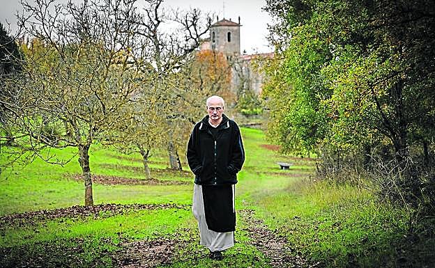 Imagen principal - Arriba, el abad de San Pedro de Cardeña. Abajo, dos momentos de la vida cotidiana de los monjes.