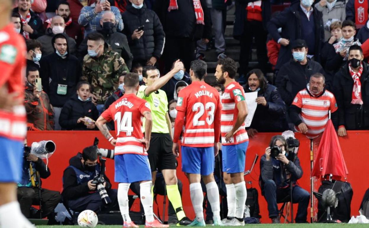 Germán y Molina piden explicaciones al árbitro tras la roja a Monchu. 