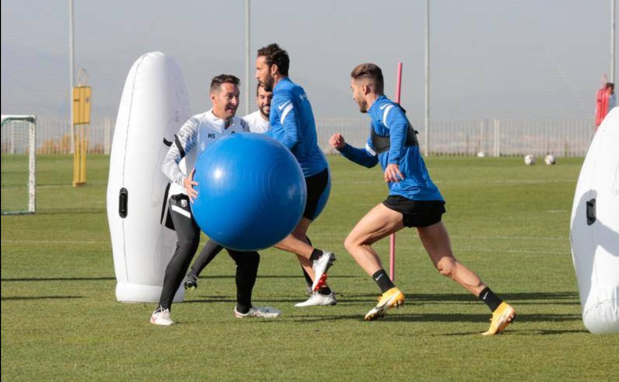 Marc Sellarès, psicólogo del equipo, participa en un juego en el entrenamiento del viernes. 
