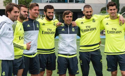 Dani Guindos, entre Nacho y Benzema en su etapa en el Madrid.