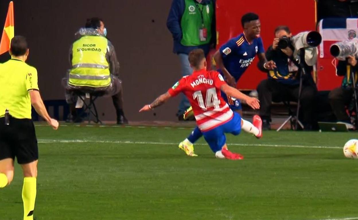 Vinicius frena ante la patada de Monchu, que no llegó a impactar en el brasileño. 