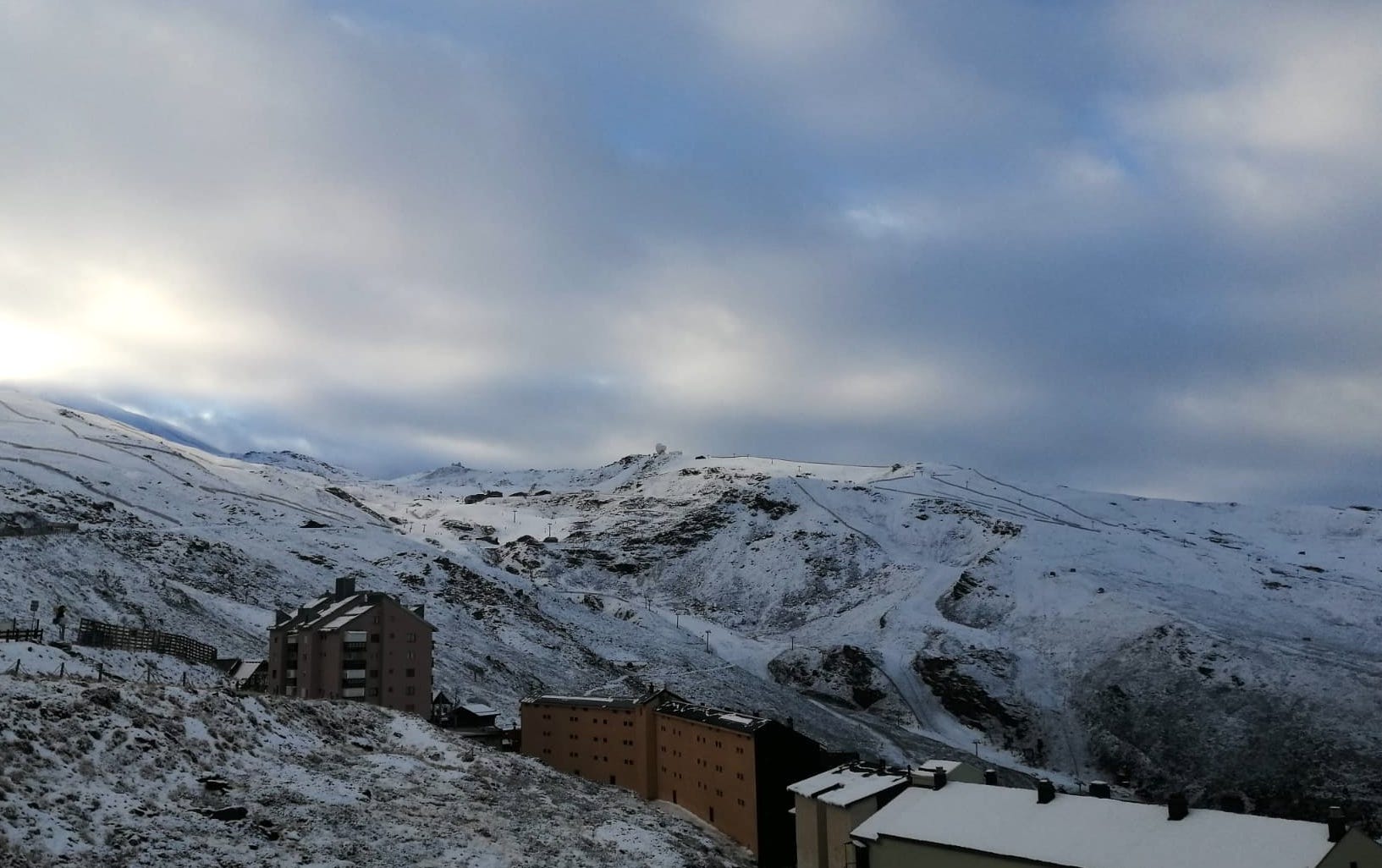 Sierra Nevada amanece teñida de blac