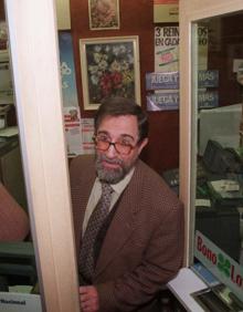 Imagen secundaria 2 - Algunos premiados con el Gordo de 1997 y Enrique Requena, en su administración el día del sorteo.