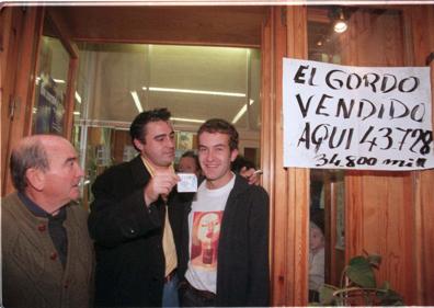 Imagen secundaria 1 - Algunos premiados con el Gordo de 1997 y Enrique Requena, en su administración el día del sorteo.