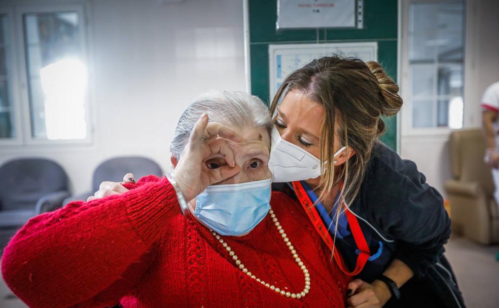 El regreso de las panderetas a las residencias de Granada