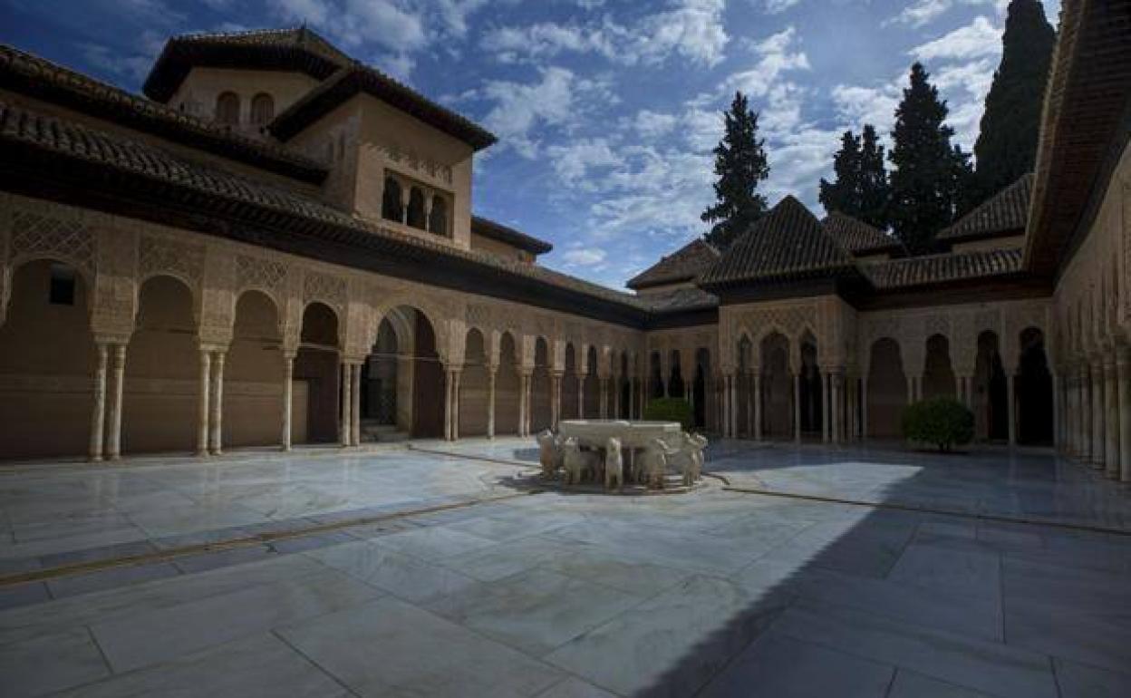 La publicación destaca el Patio de los Leones. 