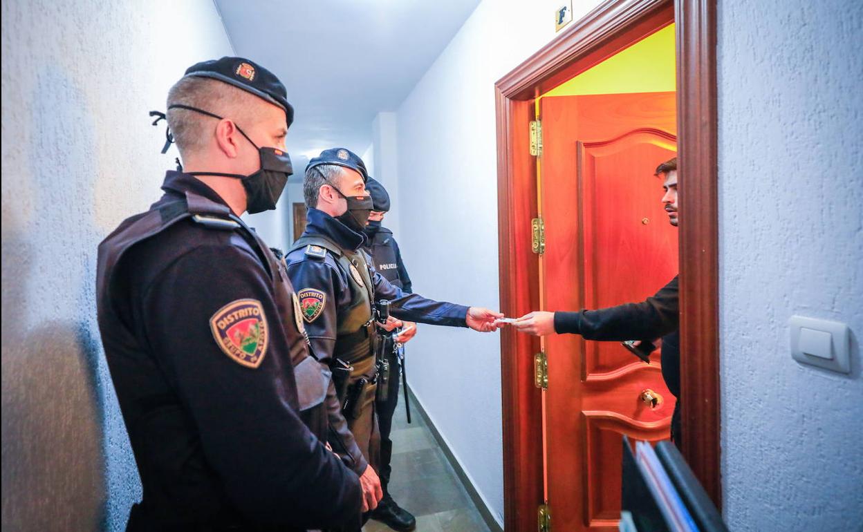 Agentes de la Policía Local en una vivienda de Granada. 