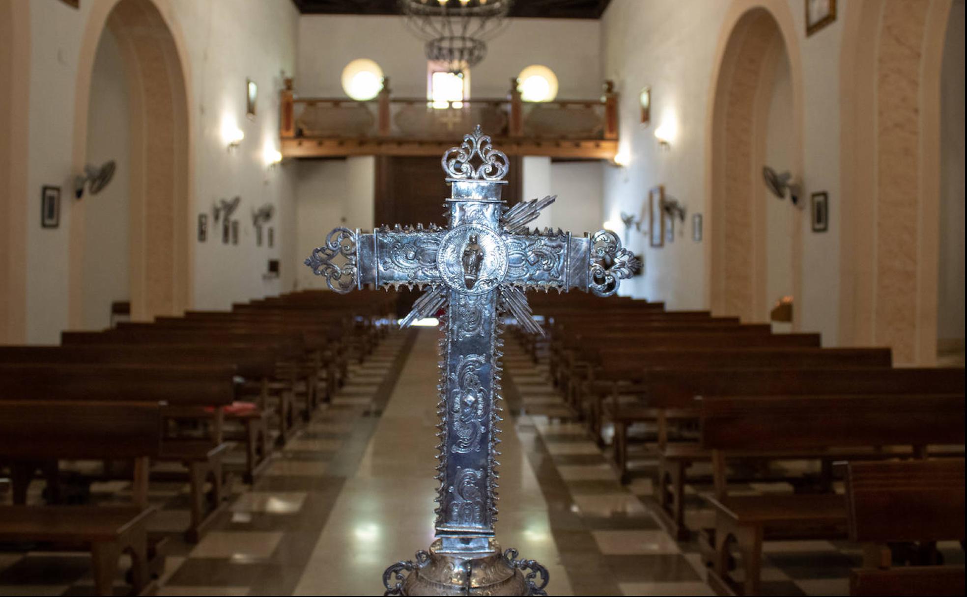 La cruz ha retornado a la parroquia de San Luis tras la donación de Íñigo Pérez de Rada. 