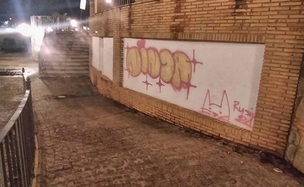 Detenida una turista polaca por hacer grafitis en el embarcadero del río Genil