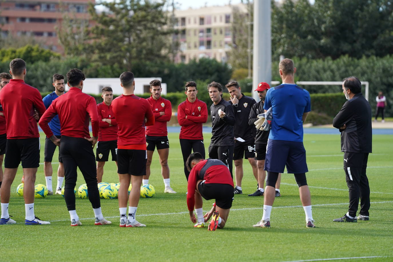Rubi habla con los jugadores antes del inicio. 