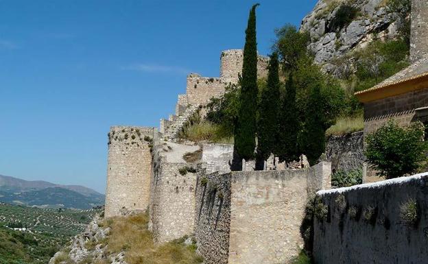 Imagen secundaria 2 - Dos vistas aéreas del Castillo de Moclín y un detalle de su muralla y una de sus torres.