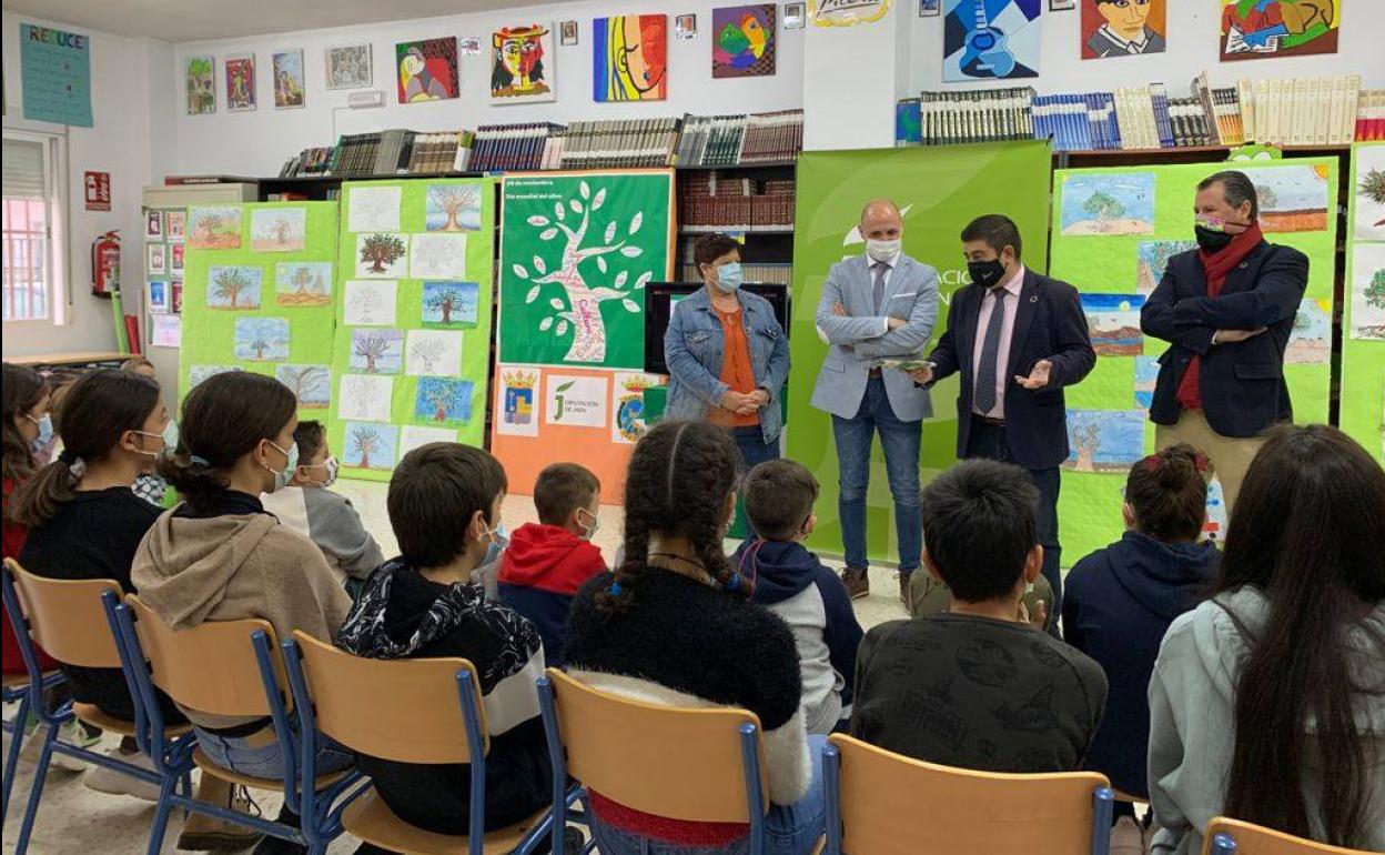 Francisco Reyes ante alumnos del colegio San José de Espeluy. 