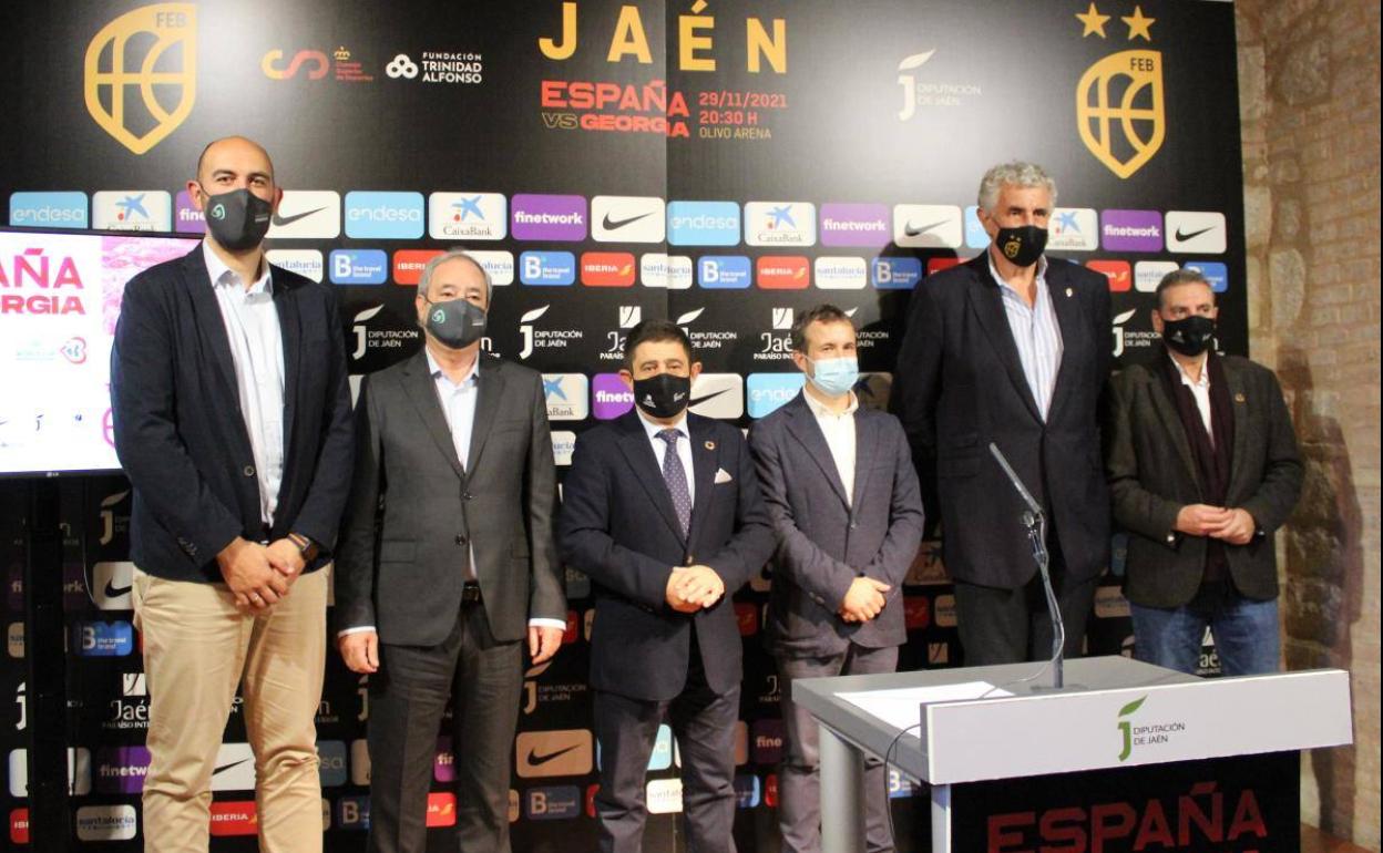 Acto de presentación del partido de baloncesto este martes con la presencia de Fernando Romay. 