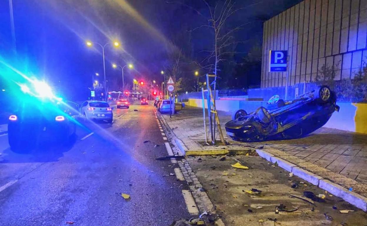 El coche volcado tras recibir el impacto. 