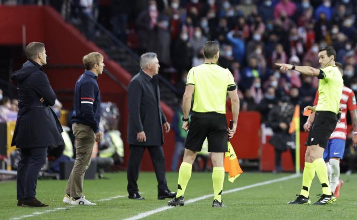 Martínez Munuera muestra el camino a vestuarios a Robert Moreno tras expulsarle. 