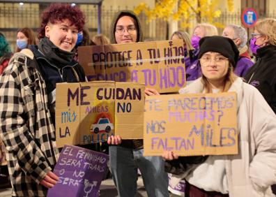 Imagen secundaria 1 - Rosa y otras manifestantes. 