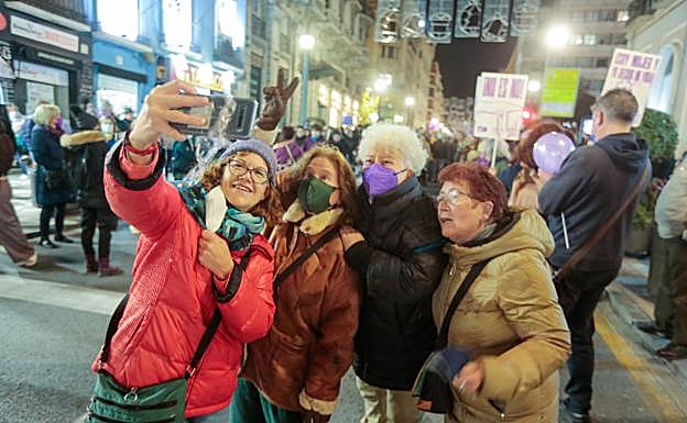 Haciéndose una foto en la manifestación. 