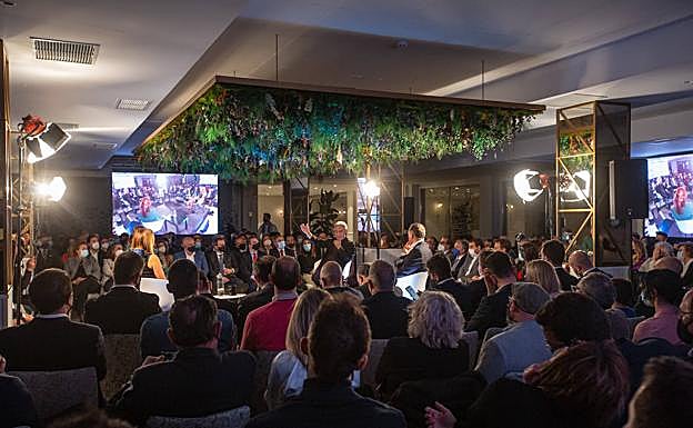 Imagen principal - El segundo foro de Granada Conectada se celebró en el hotel El Mirador de Loja. Lola Marín, chef y propietaria del restaurante Damasqueros. Julián Martín, consejero delegado de Grupo Abades. 
