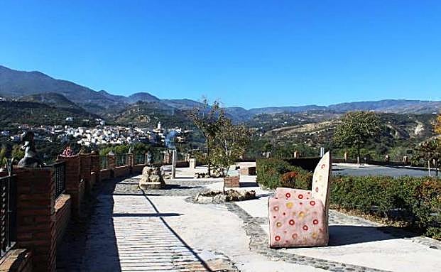 Imagen principal - Imágenes del Mirador de las Alvirillas y de la vista del pantano de Béznar que se puede ver desde el lugar.