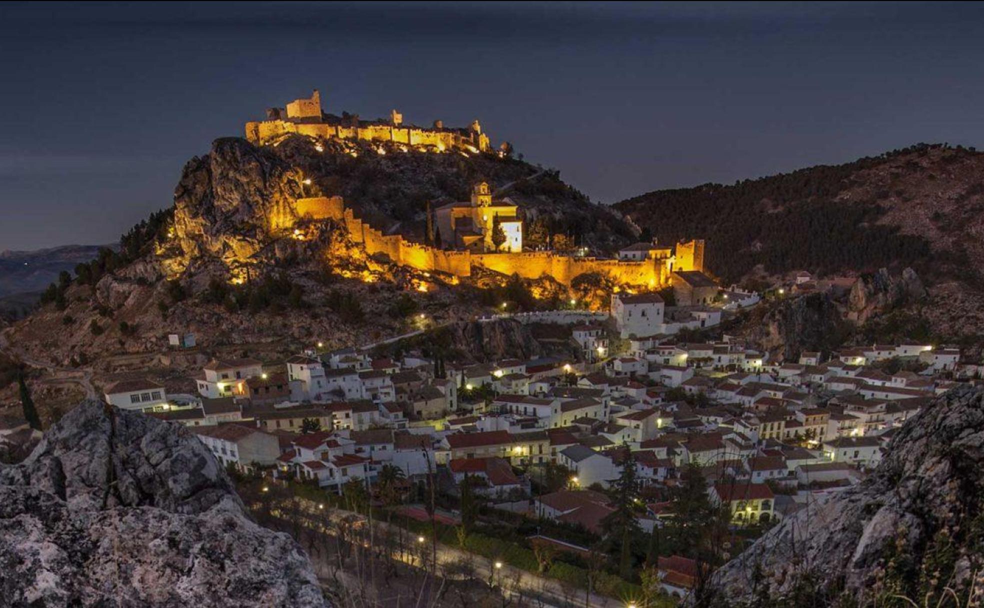 Vista nocturna de Moclín coronado por su castillo.