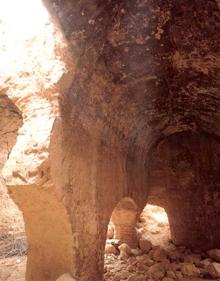 Imagen secundaria 2 - Carretera de acceso a Restábal, emita de la localidad y restos del aljibe del castillo.