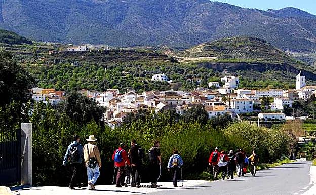 Imagen principal - Carretera de acceso a Restábal, emita de la localidad y restos del aljibe del castillo.
