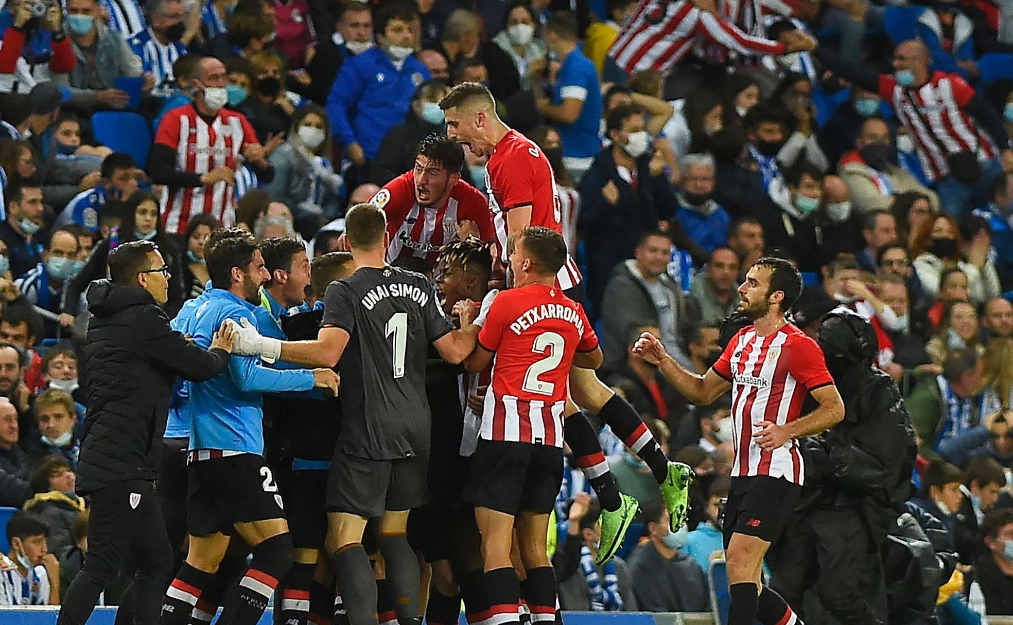 Los futbolistas del Athletic celebran el gol a la Real Sociedad en el Reale Arena.