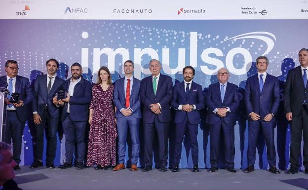 De izquierda a derecha: José Luis Martínez Donoso, director general de Fundación ONCE; Esaú Acosta Pérez, socio de Vic Vivero; Miguel Jaenicke, socio de Vic Vivero; Beatriz Herrera de Miguel, directora de Relaciones Institucionales y Sostenibilidad de Mahou San Miguel; Iñigo Herzog, director de Tecnología de Meep; Amado Franco, presidente de FUNDACIÓN IBERCAJA; Gerardo Pérez, presidente de FACONAUTO; Eduardo Serra, Presidente de la Fundación Transforma España y del Jurado de los Premios Impulso; Francisco Riberas, presidente de SERNAUTO; José Vicente de los Mozos, presidente de ANFAC.