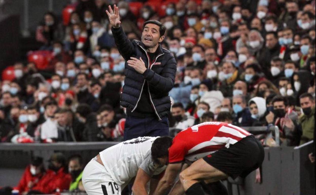 Marcelino ordena a su equipo durante el partido. 