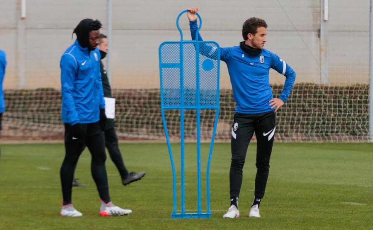 Luis Milla atiende a las indicaciones del entrenador durante el ensayo táctico. 