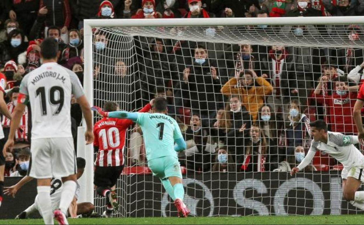 La destartalada jugada que acabó en el 2-2 del Athletic. 