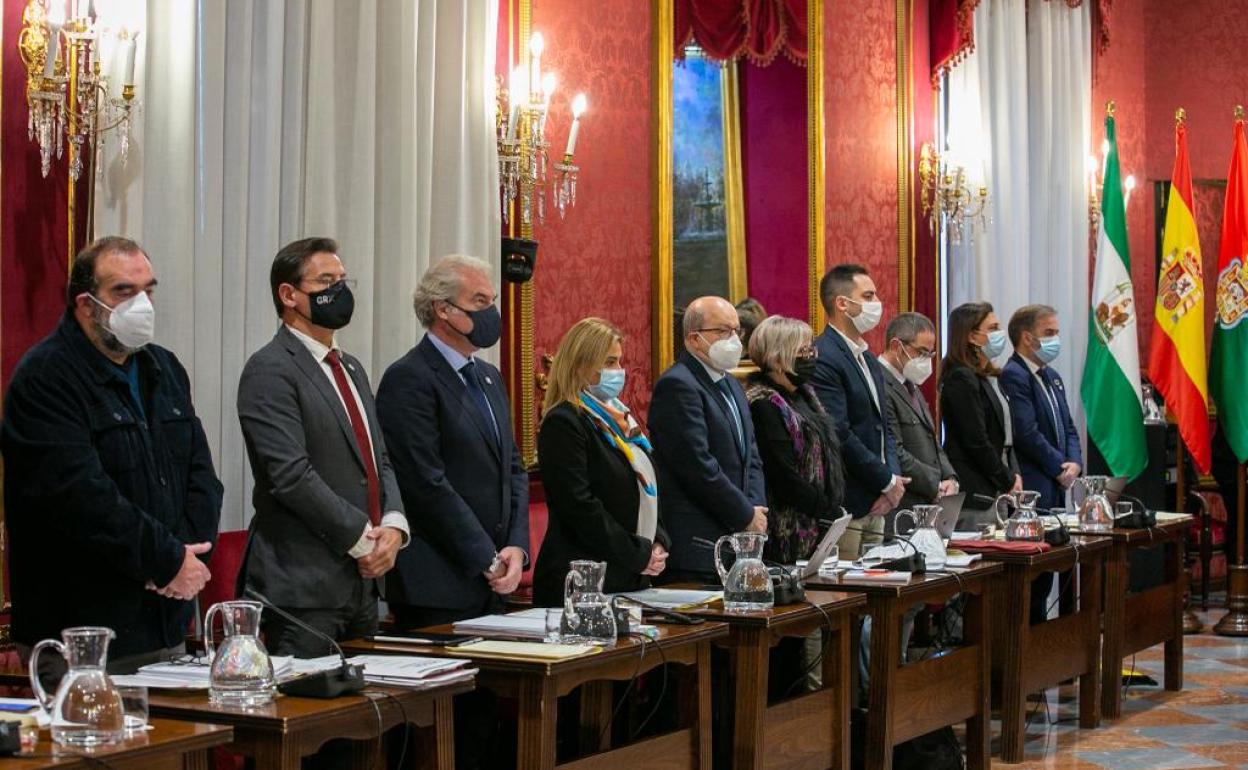 Minuto de silencio por las víctimas de la violencia machista en el Ayuntamiento.