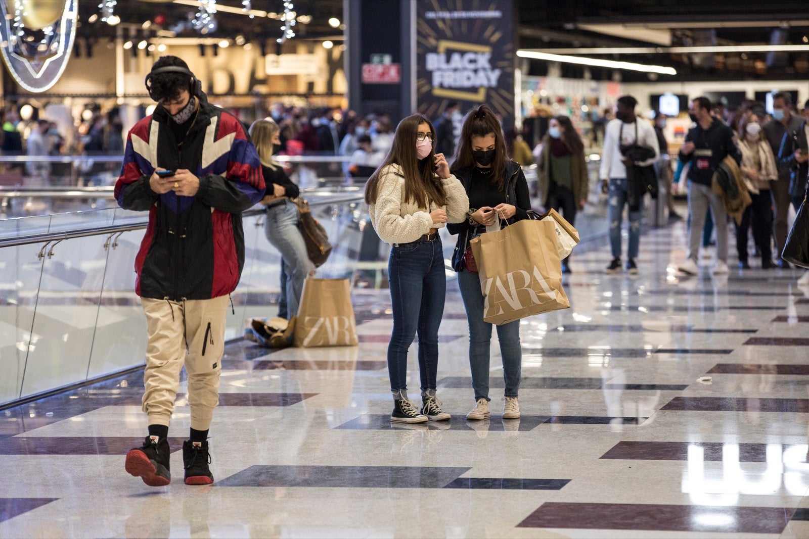 Fotos: Miles de personas en el Black Friday del Nevada Shopping