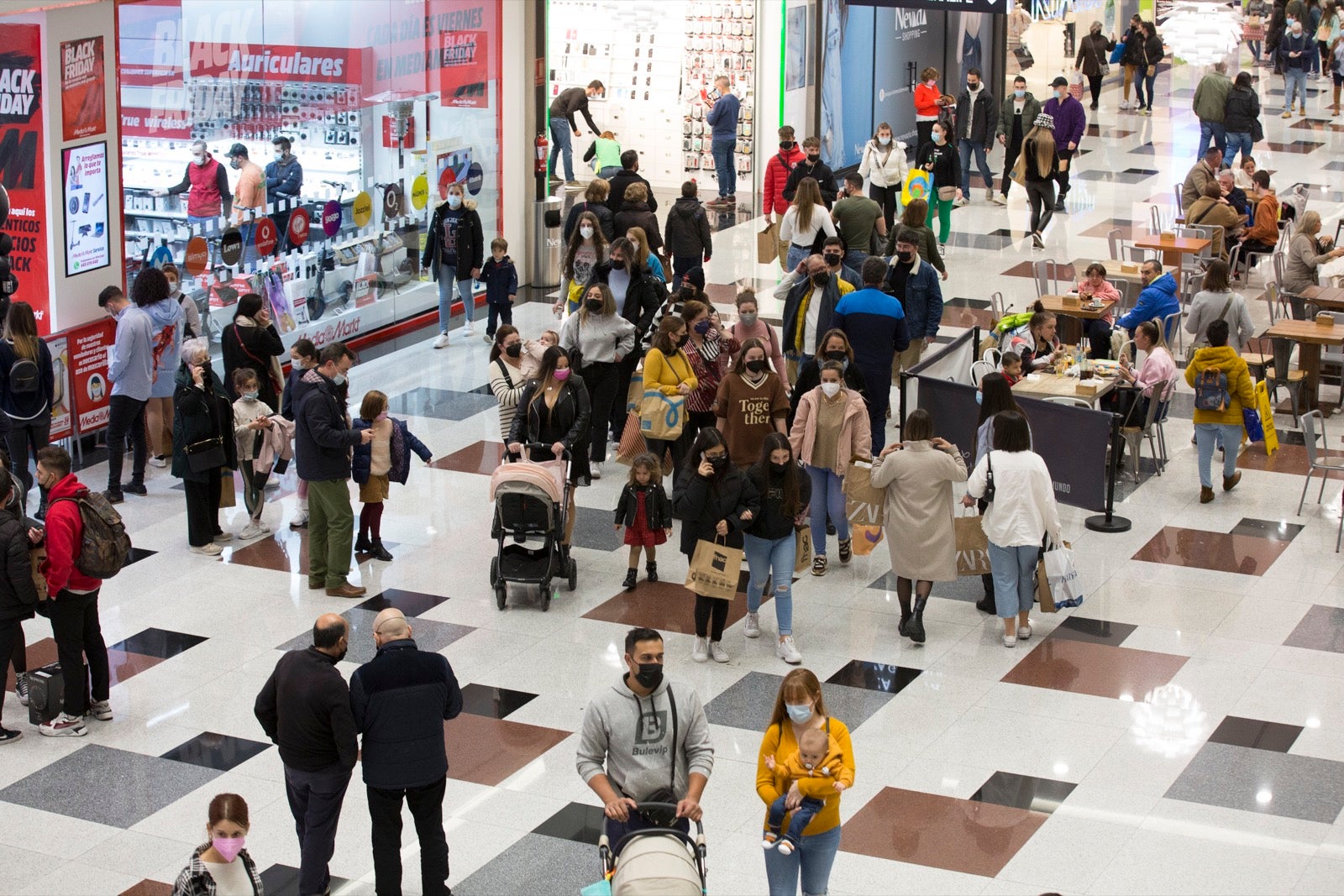 Fotos: Miles de personas en el Black Friday del Nevada Shopping
