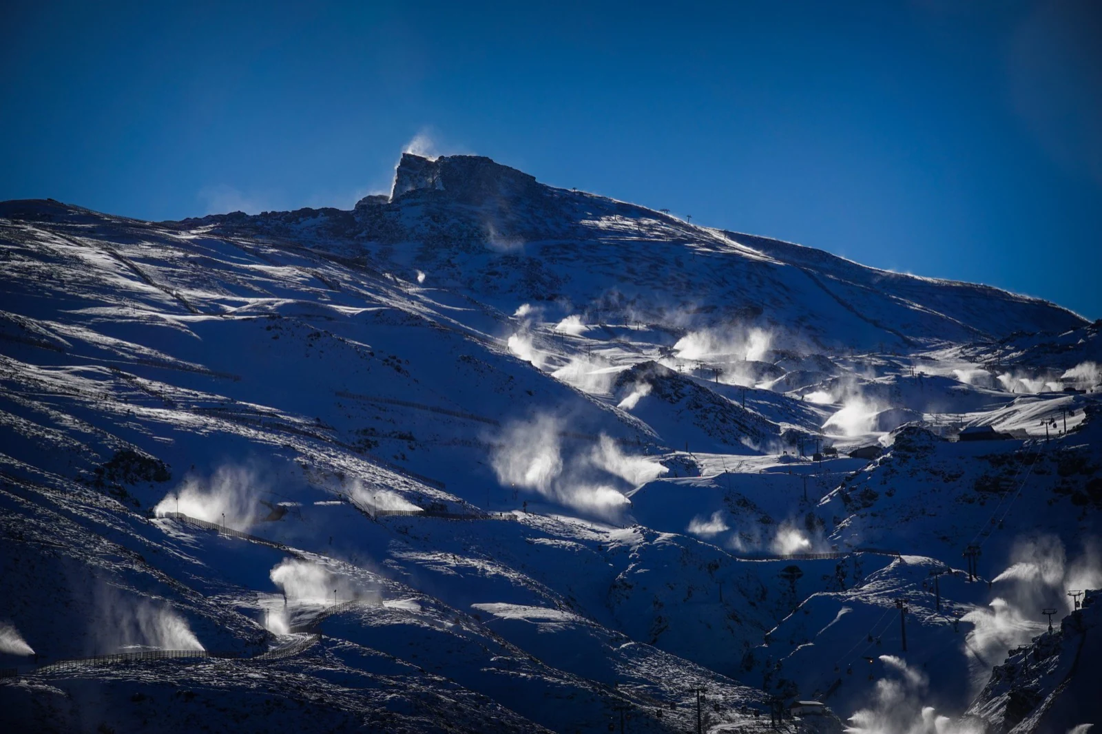 Los aficionados al esquí y el snowboard acuden a la inauguración de la campaña de nieve.