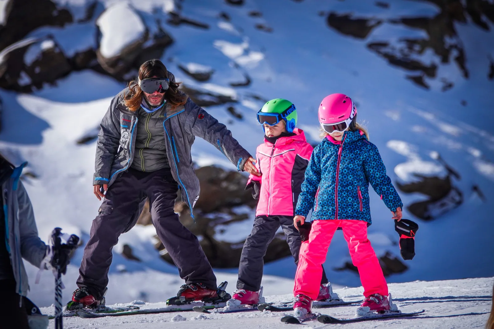 Los aficionados al esquí y el snowboard acuden a la inauguración de la campaña de nieve.