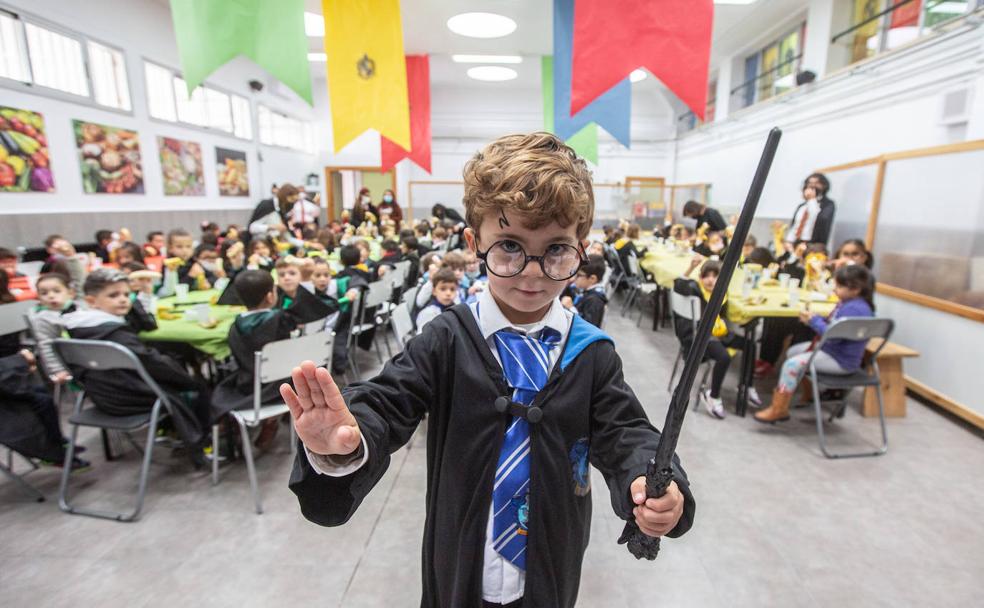 Martín, en el comedor del CEIP Gran Capitán, decorado con banderas y otros motivos de Harry Potter. 