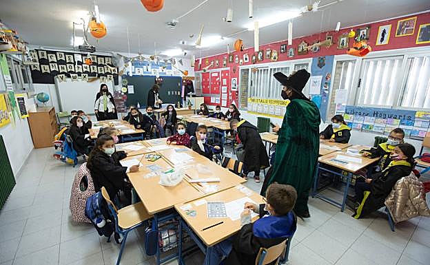 Imagen principal - La directora del CEIP, Julia, visita la clase de hechizos. Varias escenas por los pasillos del colegio. 