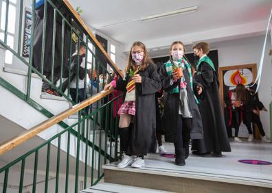 Imagen secundaria 1 - La directora del CEIP, Julia, visita la clase de hechizos. Varias escenas por los pasillos del colegio. 