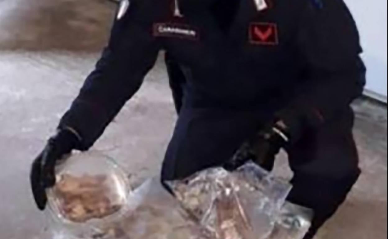 Un carabinieri con alimentos.