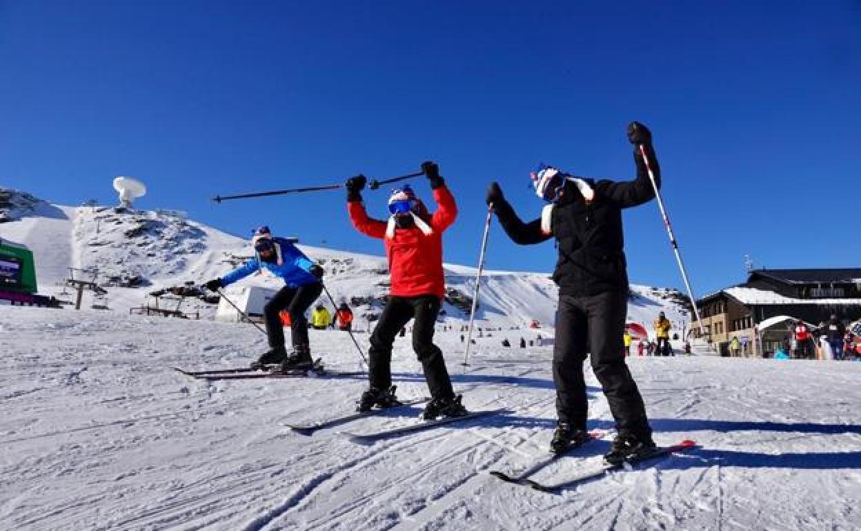 La estación de Sierra Nevada se reencuentra con los aficionados al esquí y el snowboard.