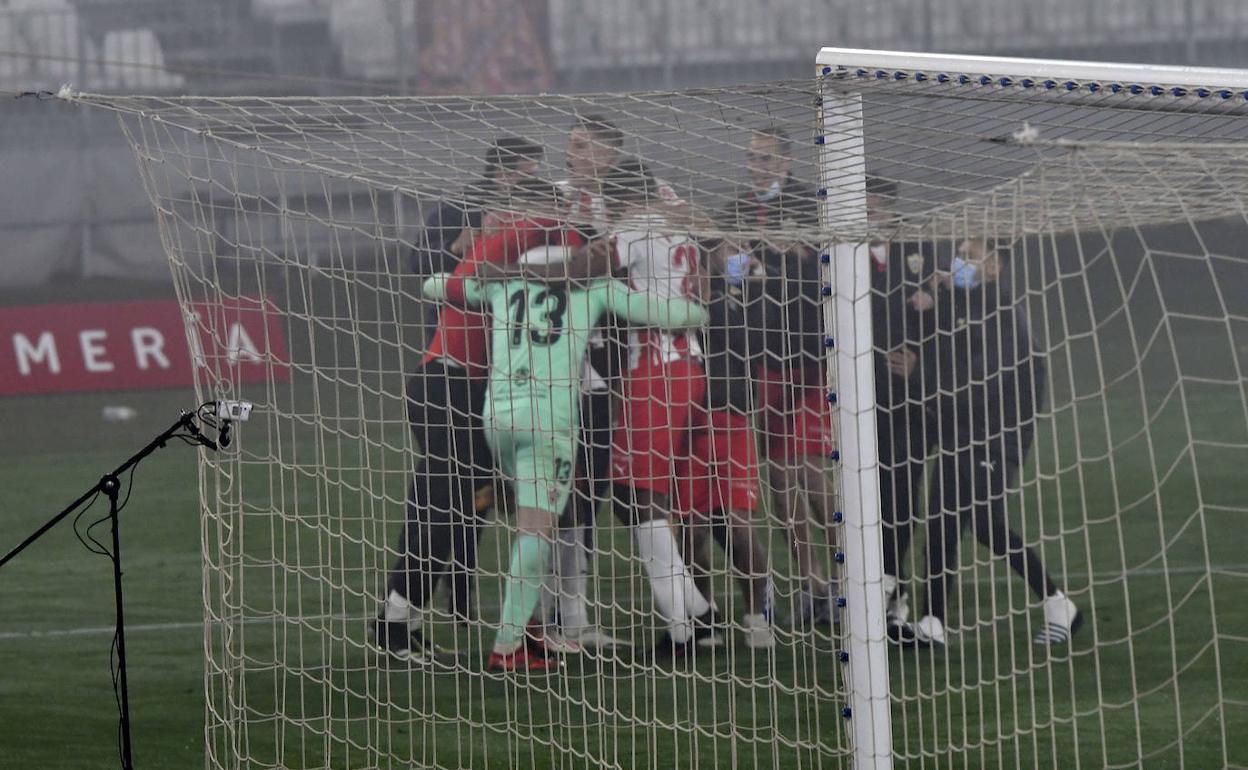 Los rojiblancos celebran el pase de la UDA ante Osasuna con la parada del penalti por parte de Fernando. 