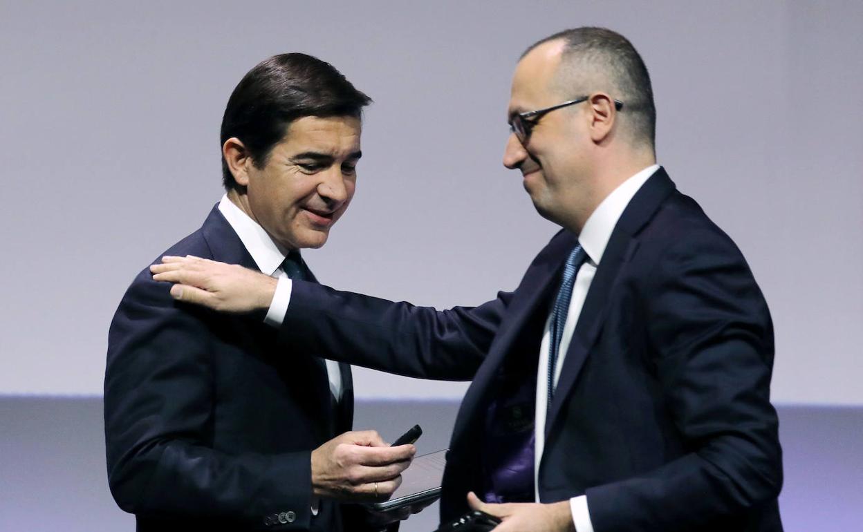 El presidente de BBVA, Carlos Torres, junto al CEO Onur Genç. 