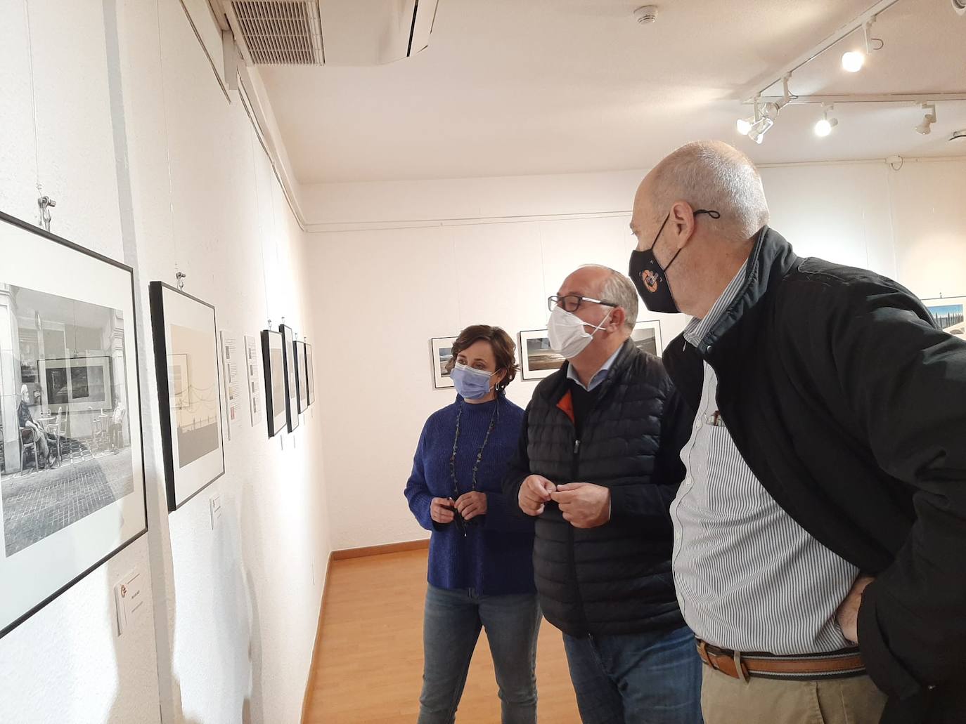 El delegado Jesús Estrella durante su visita a la exposición en la Biblioteca Provincial. 