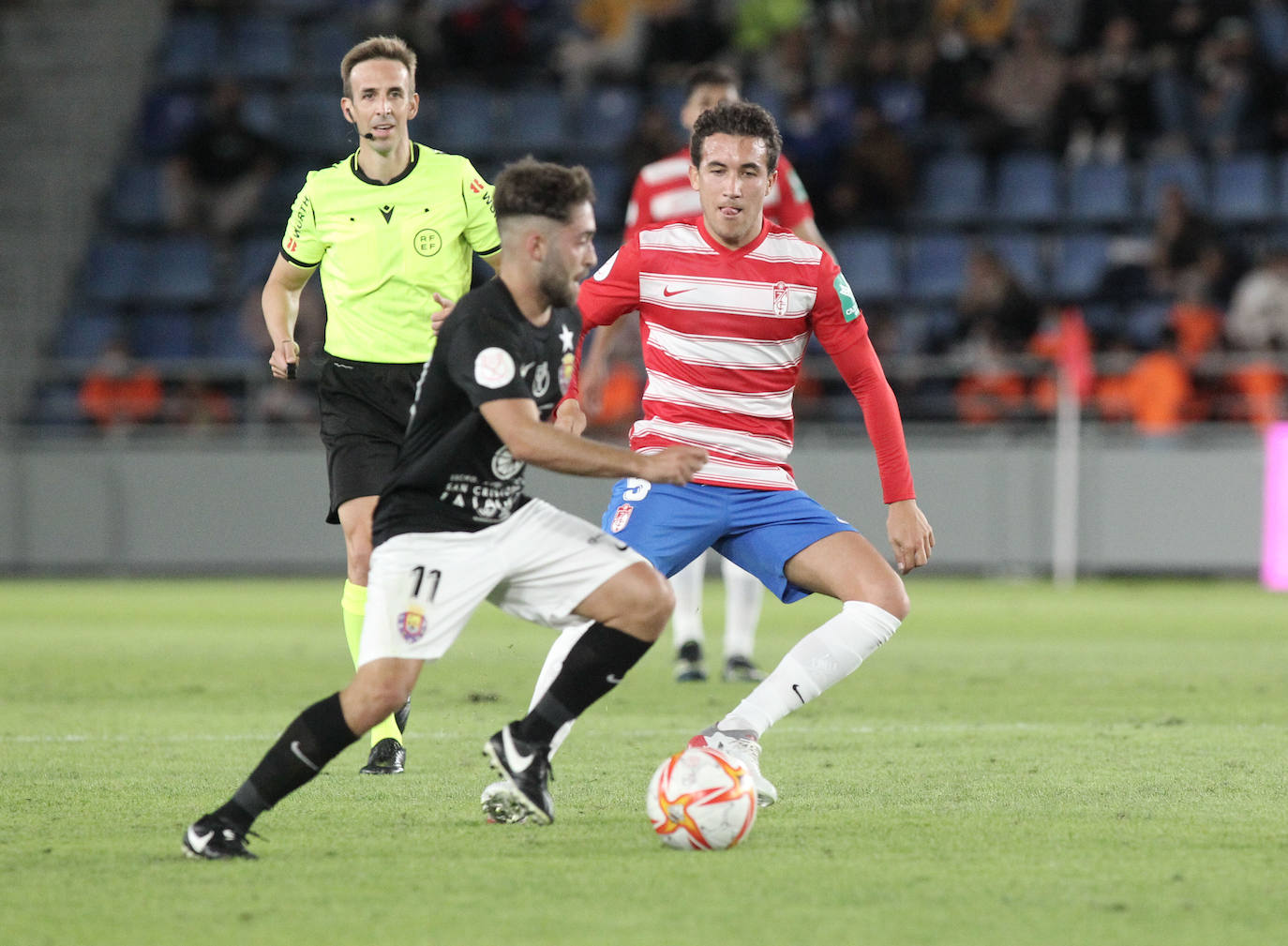 Luis Milla, en labores de contención. 