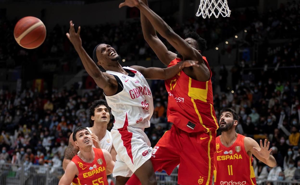 El pívot de la selección española, Yankuba Sima, disputa el rebote ante el alero de Georgia, Thaddus McFadden