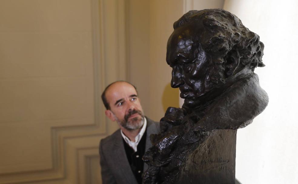 El profesor Rodríguez Domingo observa la escultura de Benlliure. 