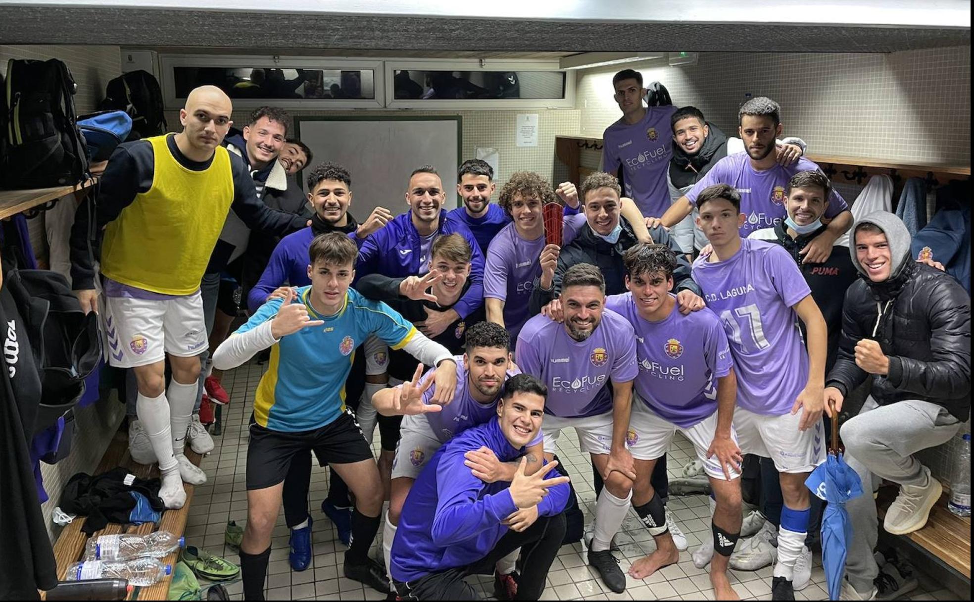 Los jugadores del Laguna celebran la victoria del pasado fin de semana ante el Suazal. 