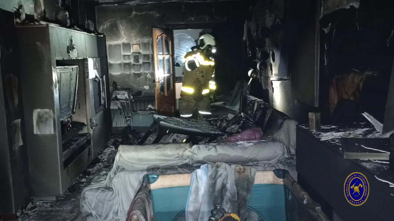 Cuatro personas evacuadas al Virgen de las Nieves tras un incendio declarado en su vivienda en Granada