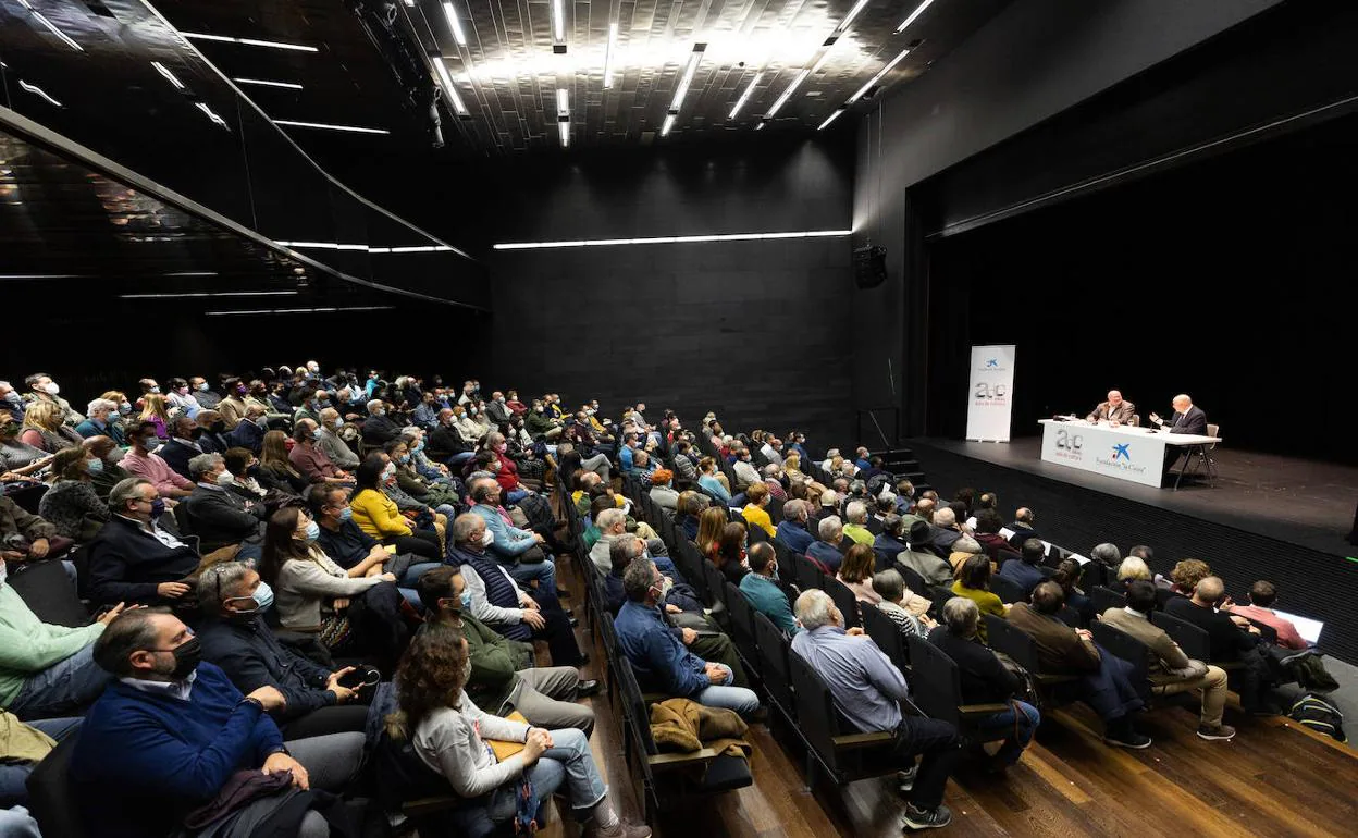 El público llenó el auditorio del Centro Lorca para escuchar la conferencia del escritor jienense.
